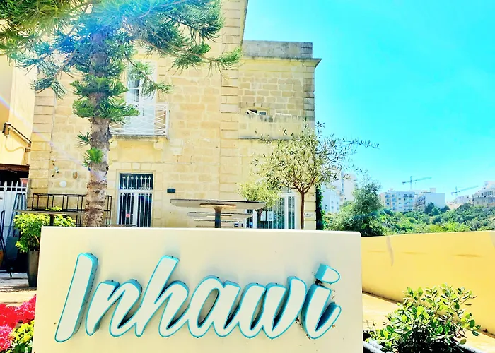 Follow The Sun Boutique - Pool, Breakfast & Sea Views Hostel