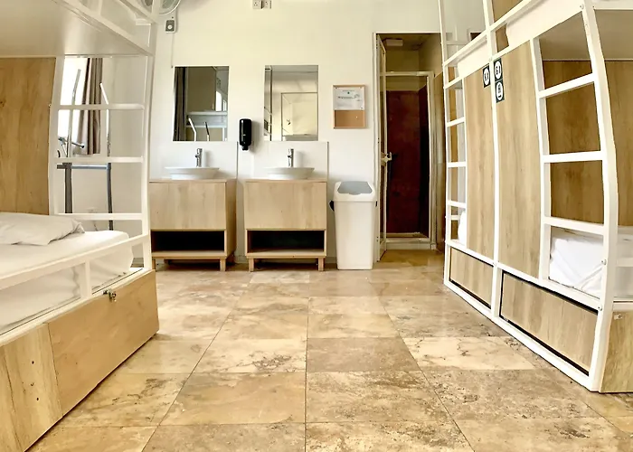 Follow The Sun Boutique - Pool, Breakfast & Sea Views Hostel San Ġiljan